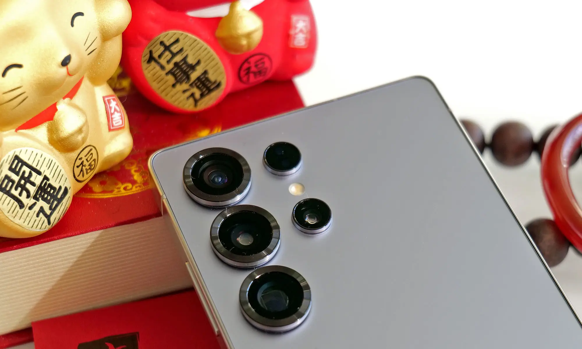 Galaxy S25 Ultra 配备与前代型号相同的 200MP 和 50MP 5 倍远摄相机，同时还配备了用于超广角摄像头的新 50MP 传感器。
