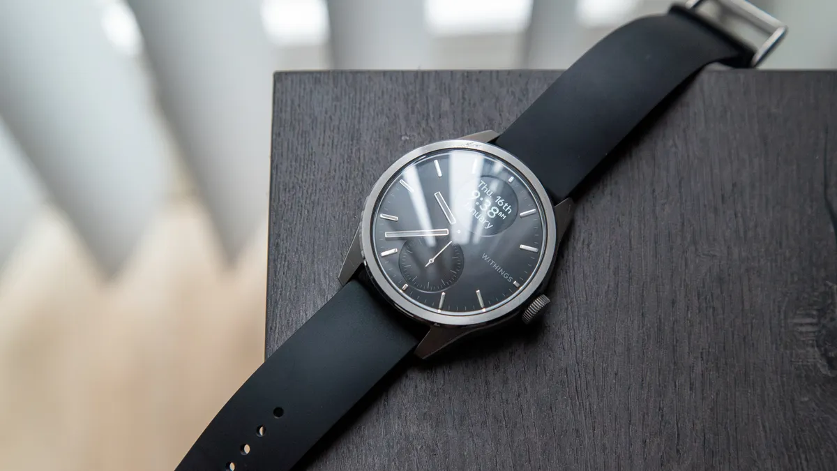 桌子角落上的 Withings ScanWatch 2