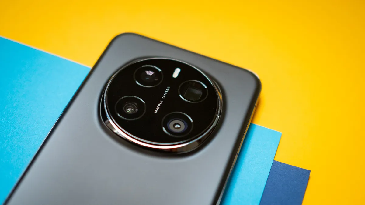 Honor Magic 7 Pro 背面视图，摄像头岛在彩色背景下显得格外突出