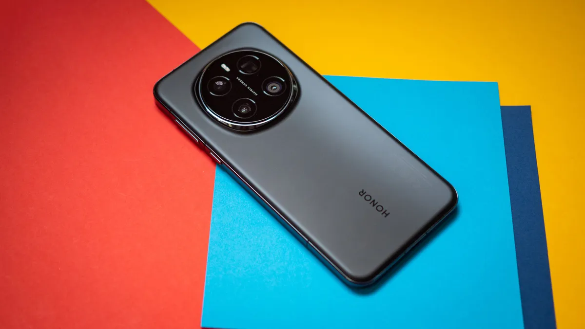 荣耀 Magic 7 Pro 彩色背景下的背面视图