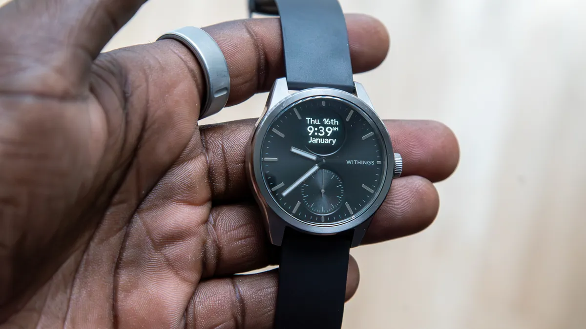 手持 Withings ScanWatch 2，显示屏打开
