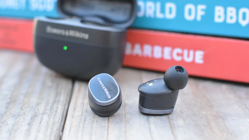 Bowers & Wilkins 的 Pi8 耳塞与前代产品相比设计更加精致。