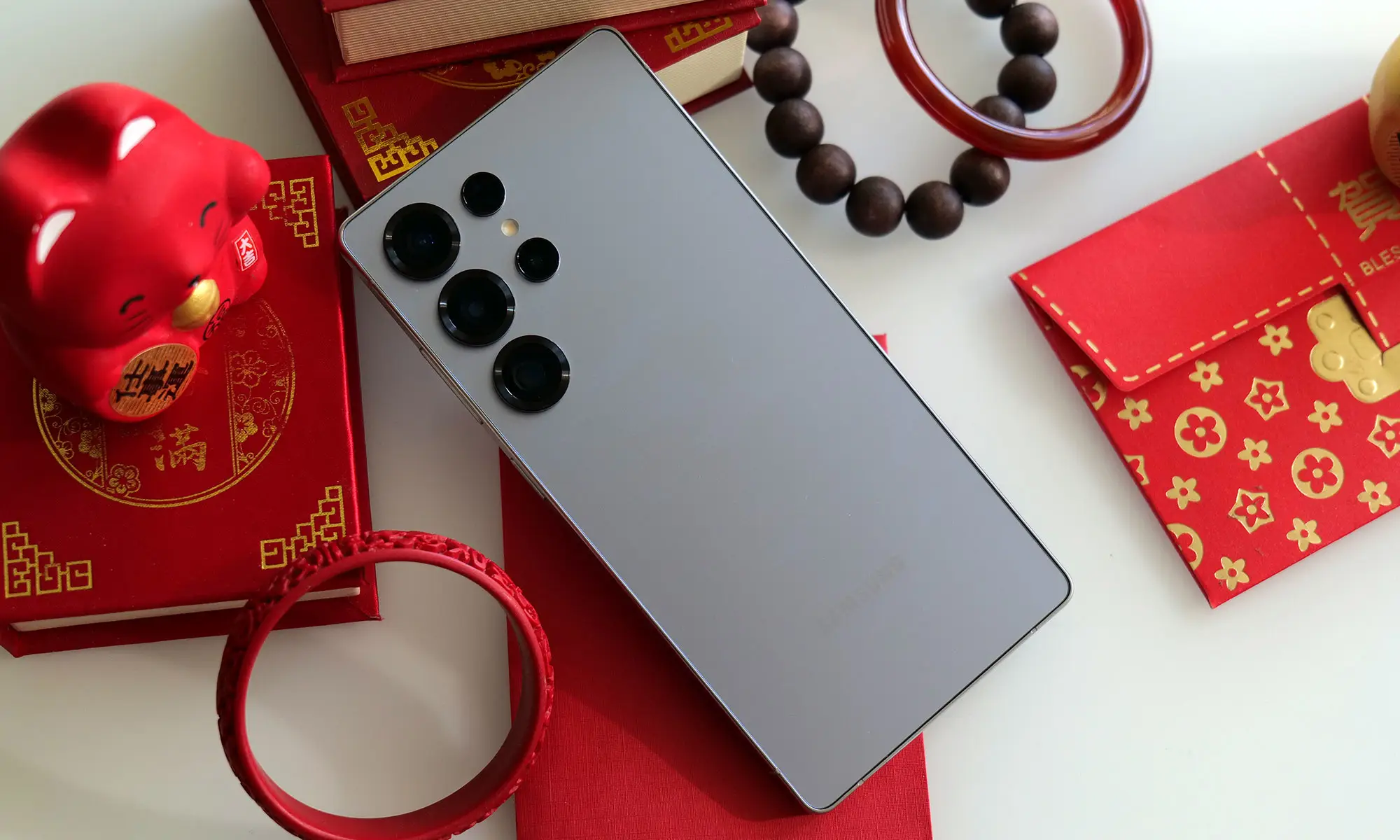 与其前代产品一样，S25 Ultra 采用钛质框架，前后均配备新的 Gorilla Armor 2 面板。