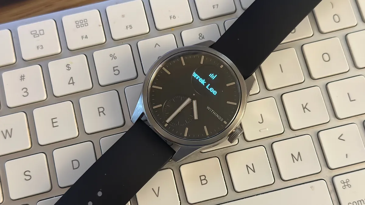 Withings ScanWatch 2 显示了 Slack 通知的一小部分，发件人为“Derrek Lee”。