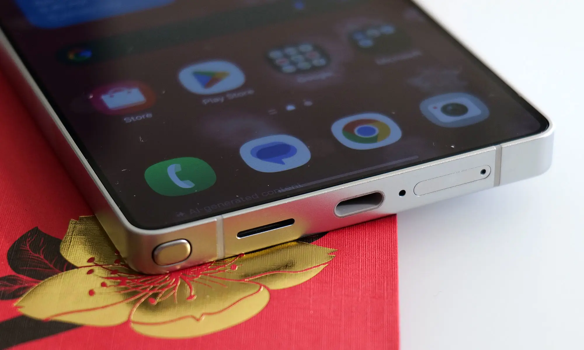 Galaxy S25 Ultra 支持高达 45 瓦的有线充电。遗憾的是，由于它内部没有磁铁，因此在没有外壳帮助的情况下无法与 Qi2 配件兼容。