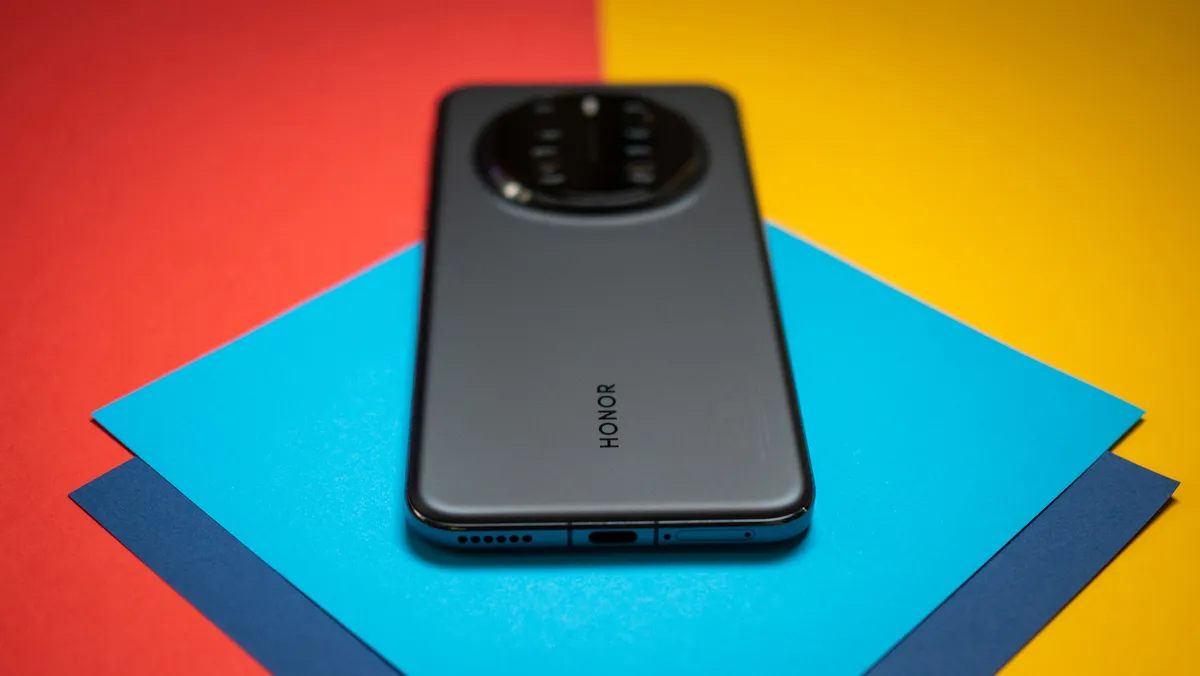 荣耀 Magic 7 Pro 彩色背景下的背面视图