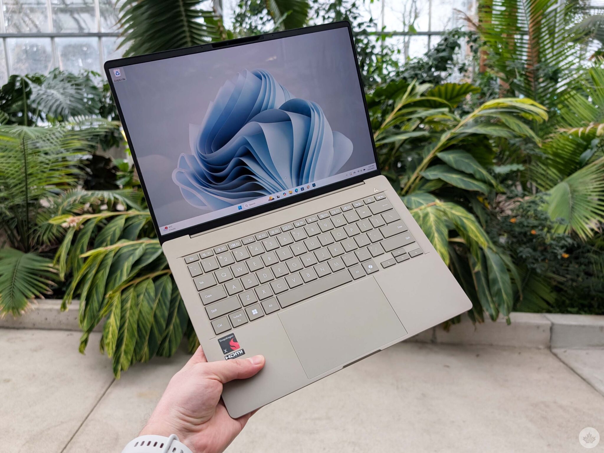 手持华硕 Zenbook A14。