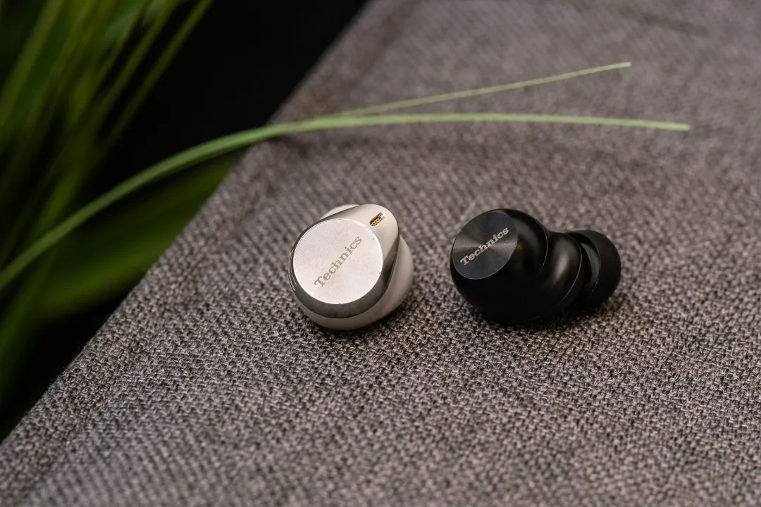 Technics AZ80 和 AZ100 耳塞的并排照片。