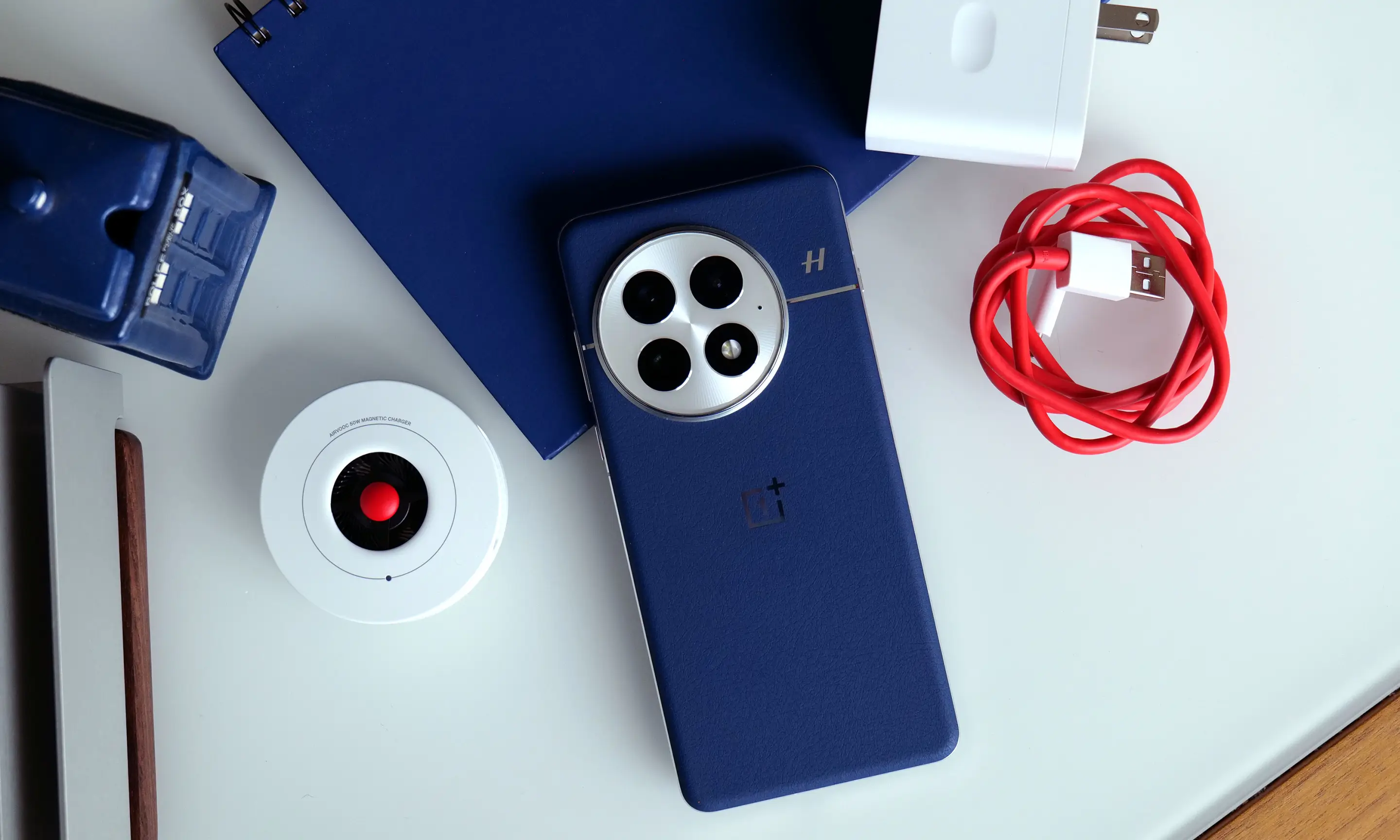 OnePlus 13 配备一个可充电高达 80 瓦的电源适配器，但您也可以选择该公司可选的 50 瓦无线充电板。