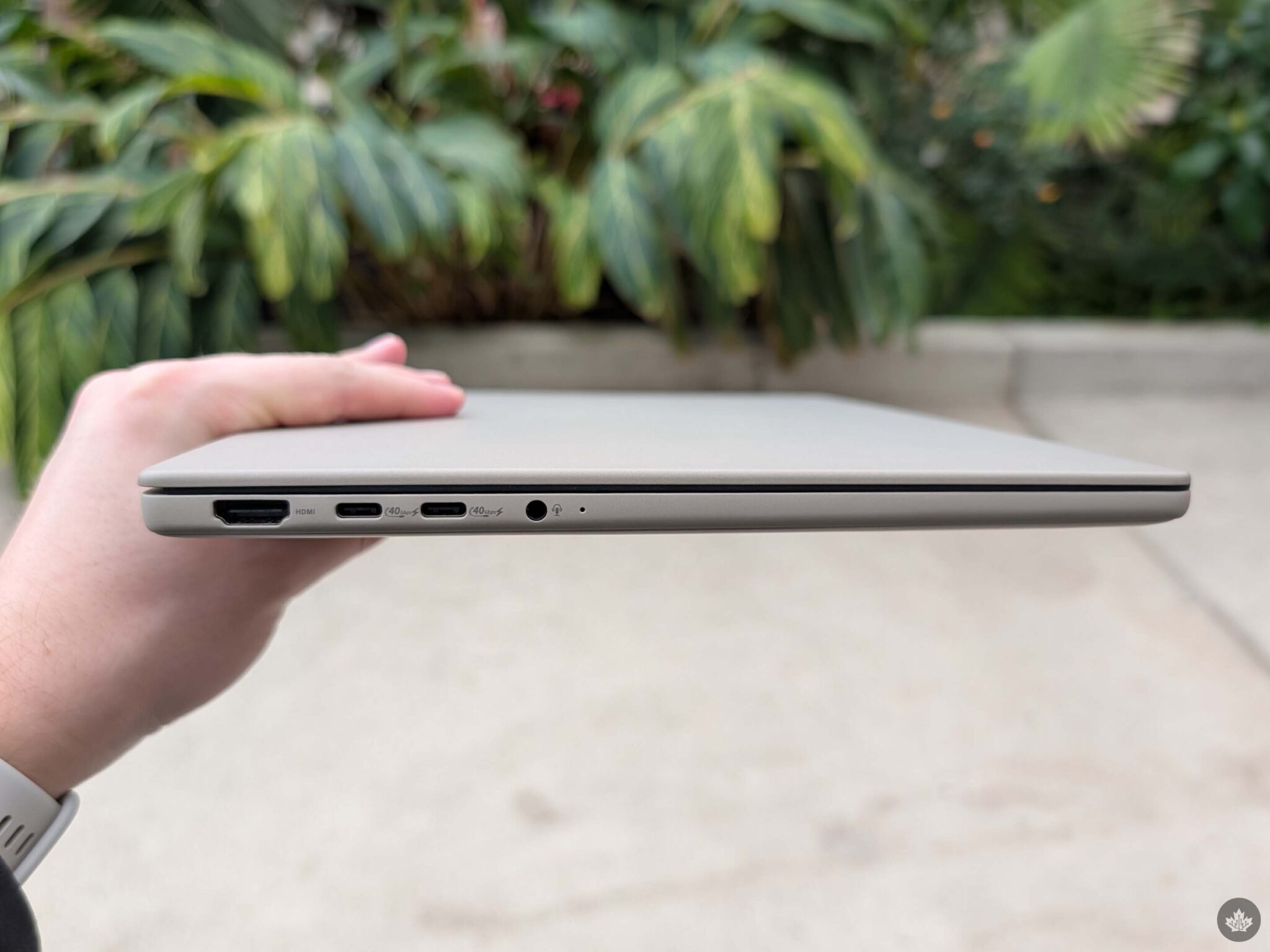 华硕 Zenbook A14 端口。