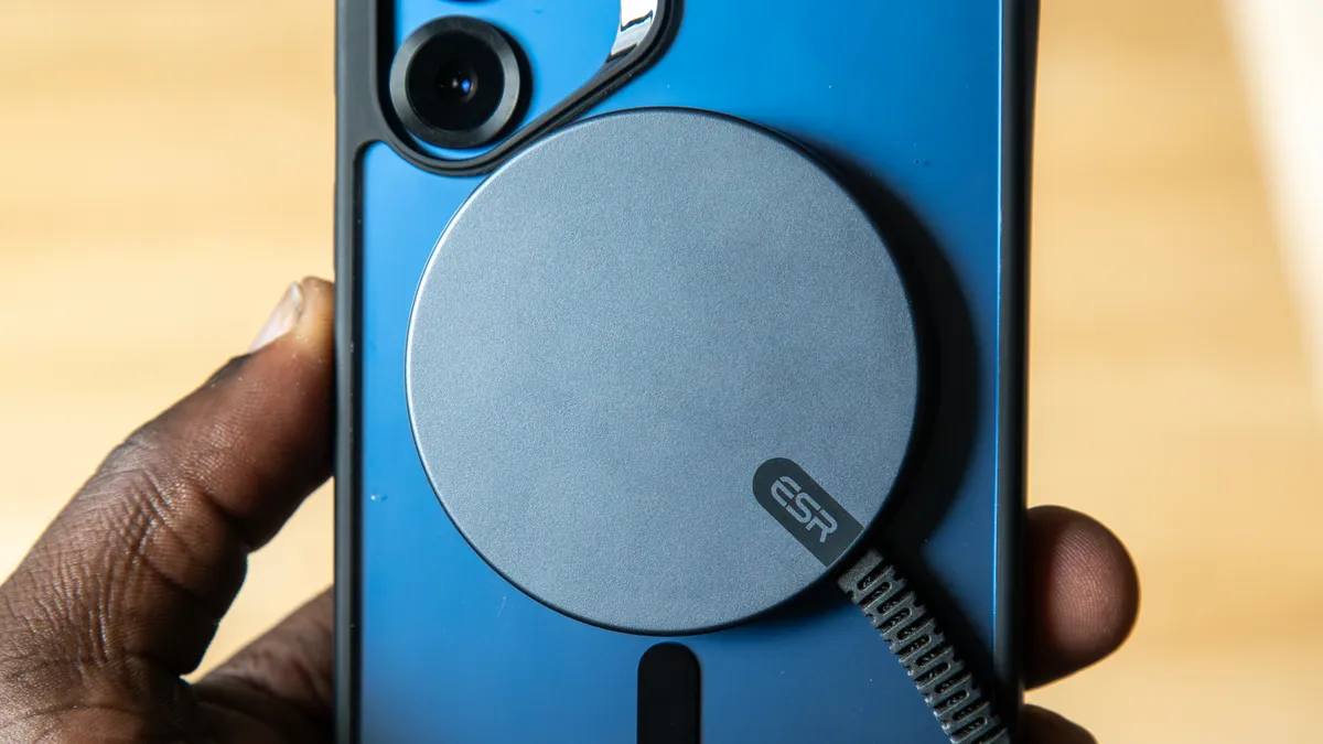 ESR Qi2 充电器特写，该充电器连接到 Galaxy S25 Plus 背面，并带有外壳