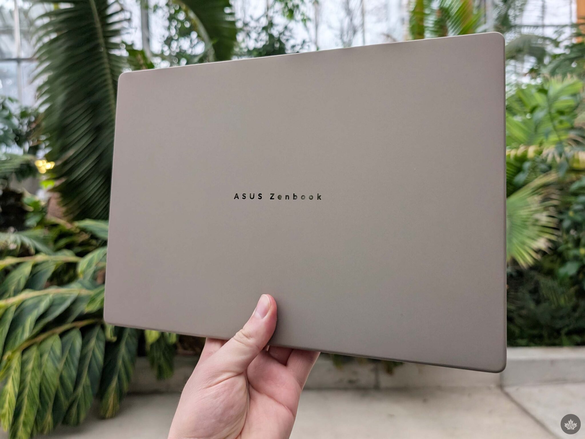 华硕 Zenbook A14 盖子。