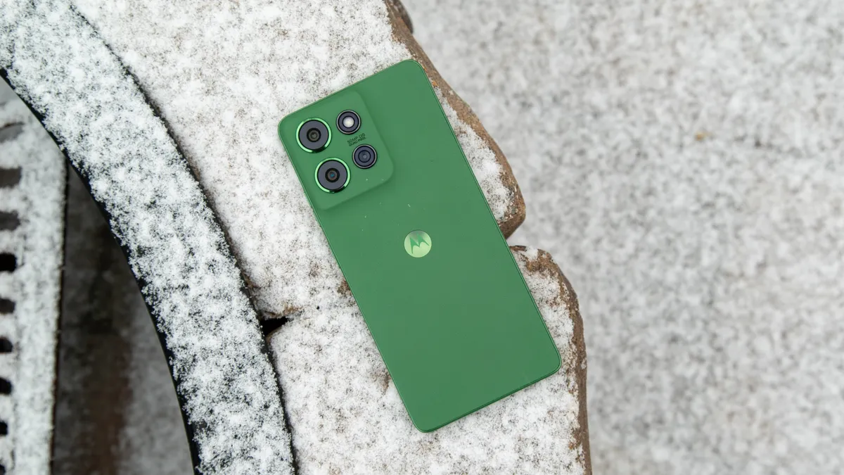 Moto G Power 2025 正面朝下放置在雪地中