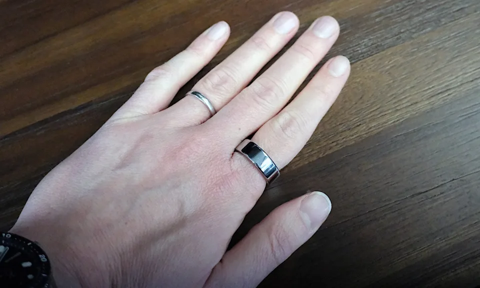 佩戴 Oura Ring 4 的手部图像