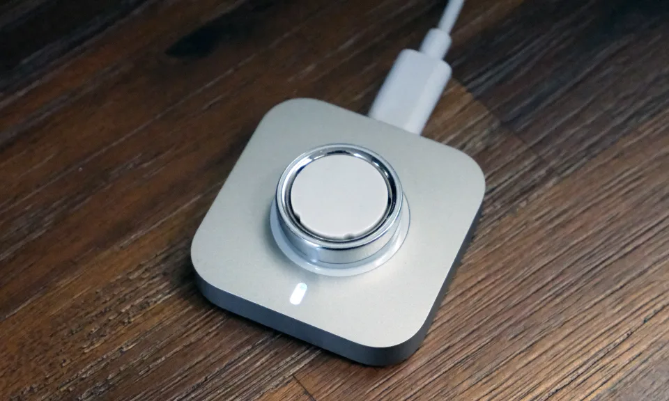 Oura Ring 4 及其充电器的图片