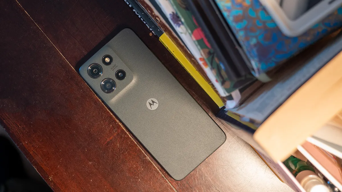 Moto G 2025 的背面采用了可爱的纯素皮革纹理