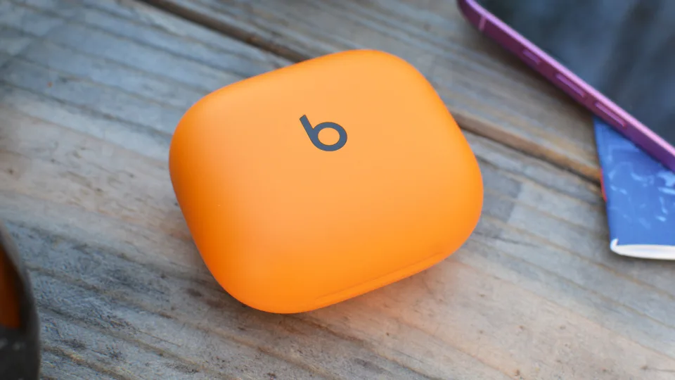 与上一代产品相比，Beats 的充电盒变得更小了。