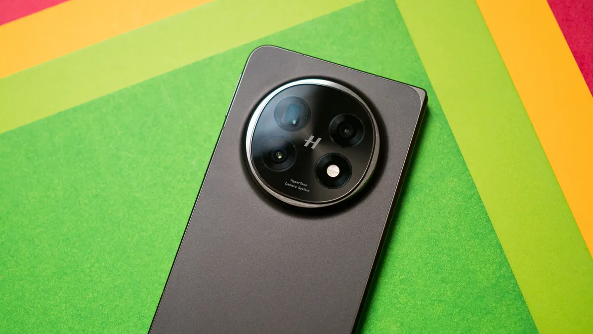 OPPO Find N5 背面带摄像头岛
