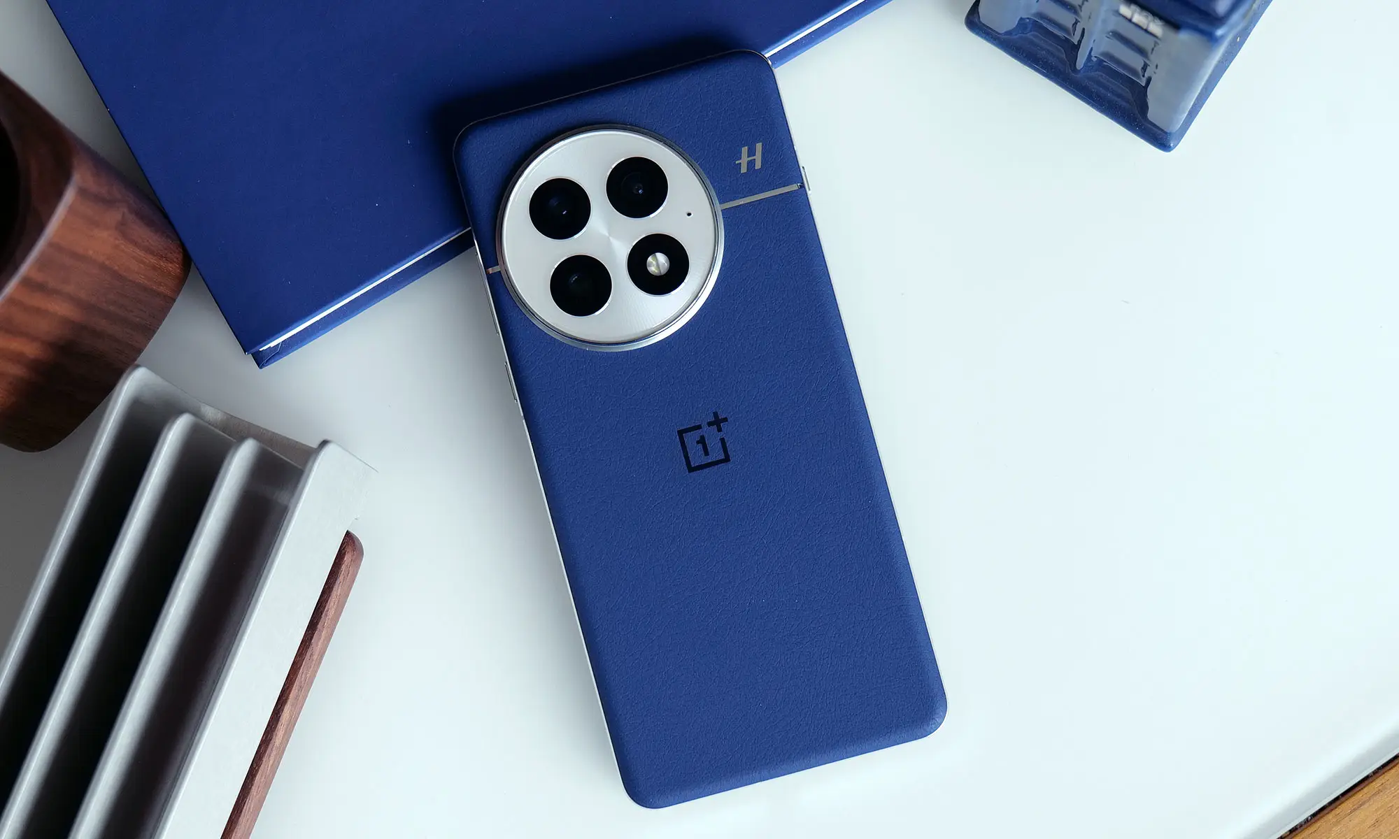 在午夜海洋 (Midnight Ocean) 和北极黎明 (Artic Dawn) 版本中，OnePlus 13 具有时尚的纯素皮革背面。