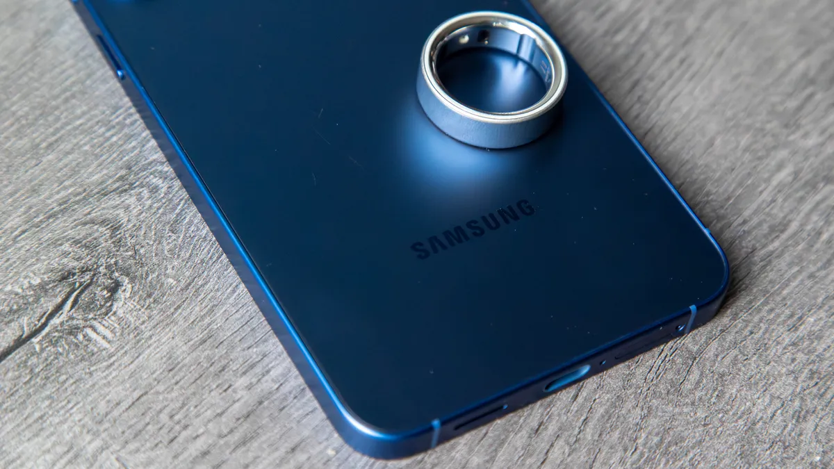 Galaxy S25 Plus 背面带有 Oura Ring 4 顶部，显示有划痕