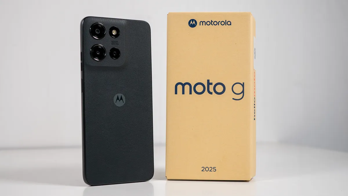 黑色 Moto G 2025 及其小纸板盒