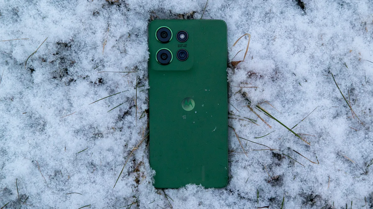 Moto G Power 2025 正面朝下放置在雪地中