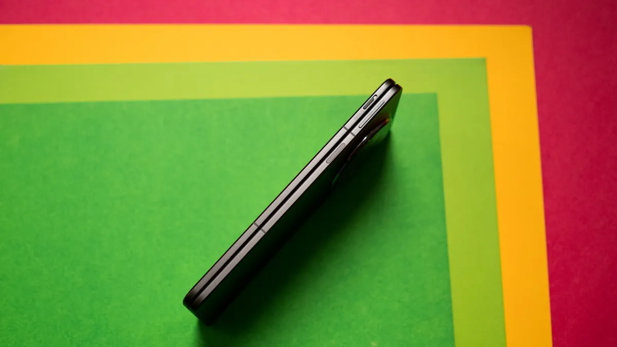 OPPO Find N5 侧面图