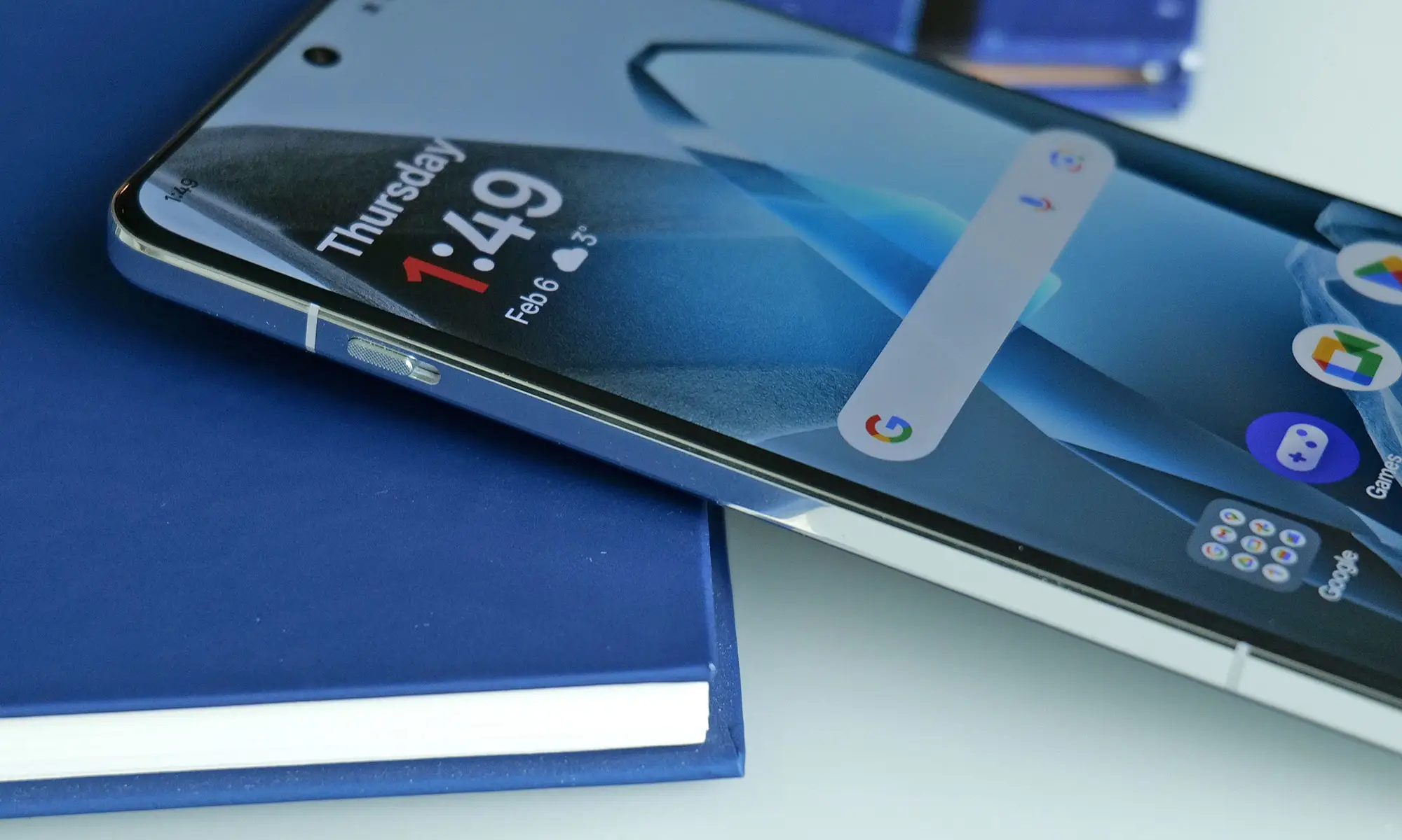 与许多前代产品一样，OnePlus 13 具有物理警报滑块，可将铃声设置为静音、振动或完全发声。