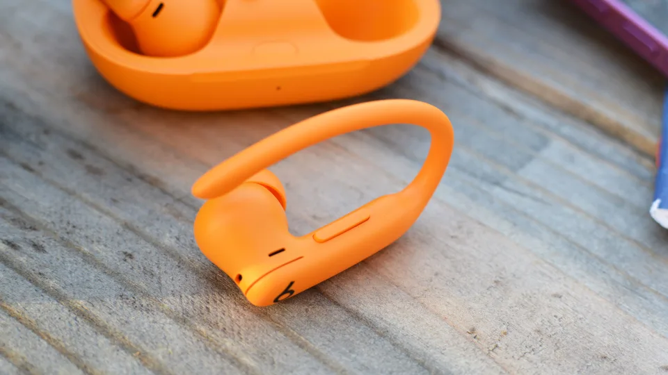 Powerbeats Pro 2 保留了其前代产品的物理控制。