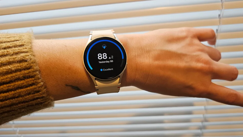 一个人在迷你百叶窗前戴着三星 Galaxy Watch 7