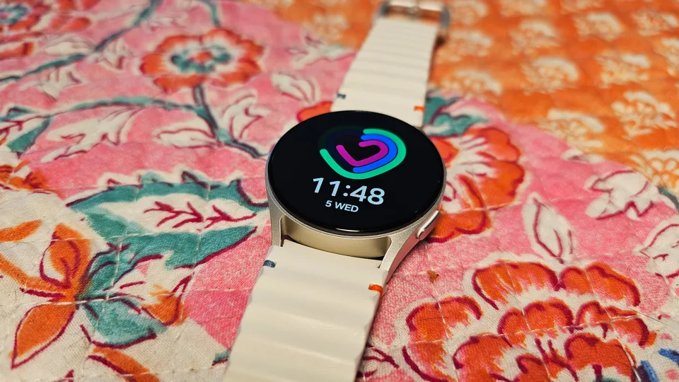 三星 Galaxy Watch 7 被放在色彩缤纷的被子上