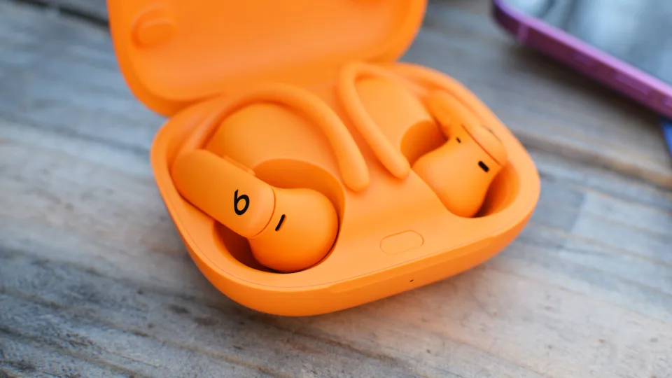 Powerbeats Pro 2 的外壳较小，但它必须比大多数外壳大一些才能容纳这些挂钩。