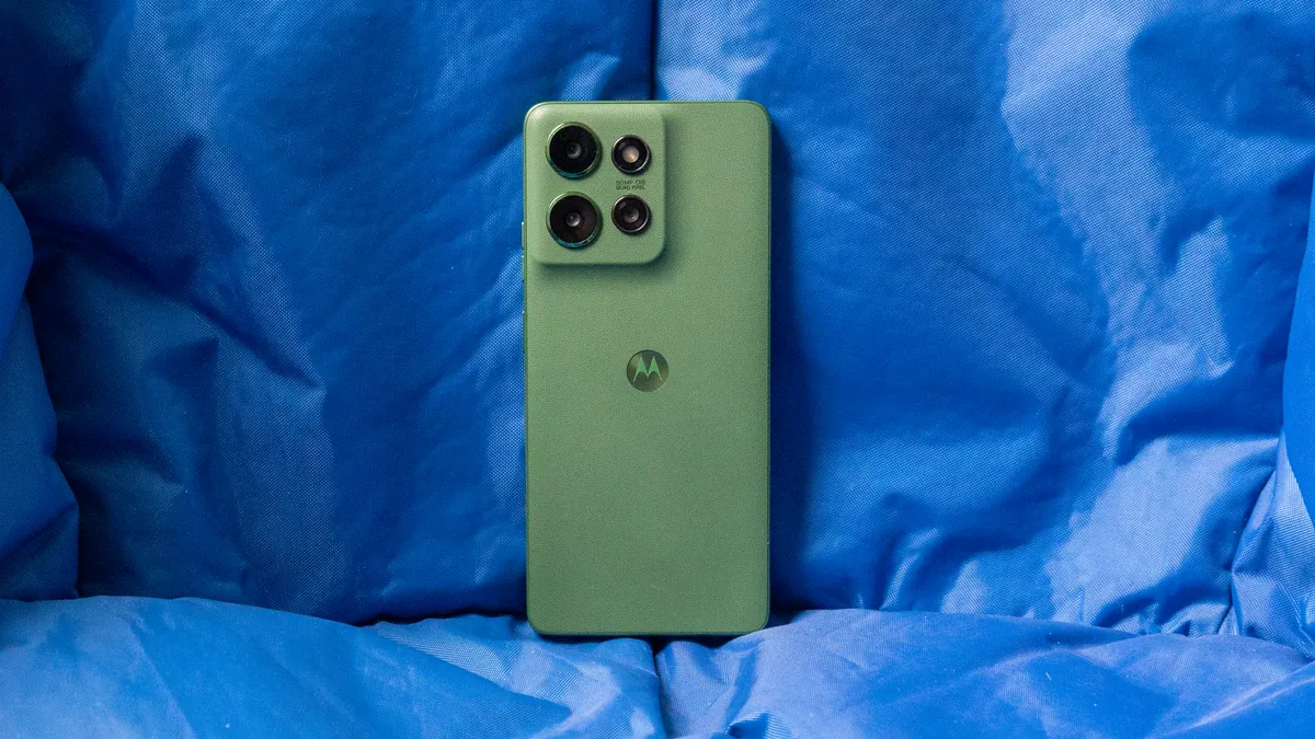 蓝色背景中的 Moto G Power 2025