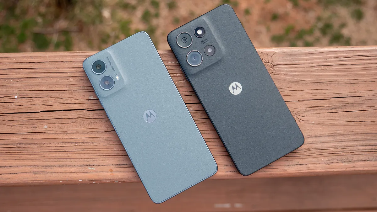 比较蓝色 Moto G 5G 2024 和黑色 Moto G 2025 的背面