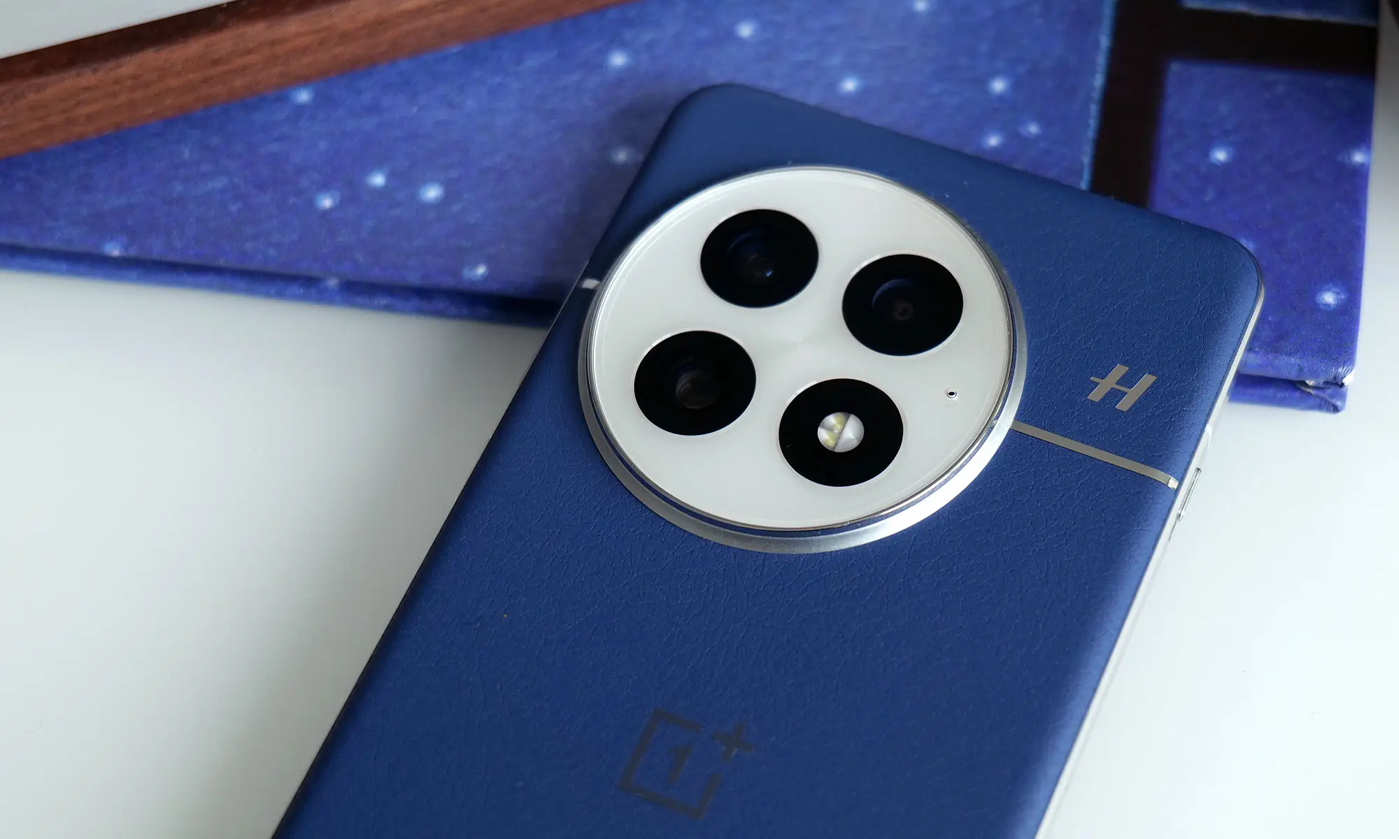 OnePlus 13 的主摄像头、超广角摄像头和 3 倍远摄摄像头配备三个 50 兆像素传感器。