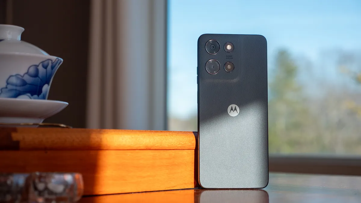 Moto G 2025 的背面采用了可爱的纯素皮革纹理