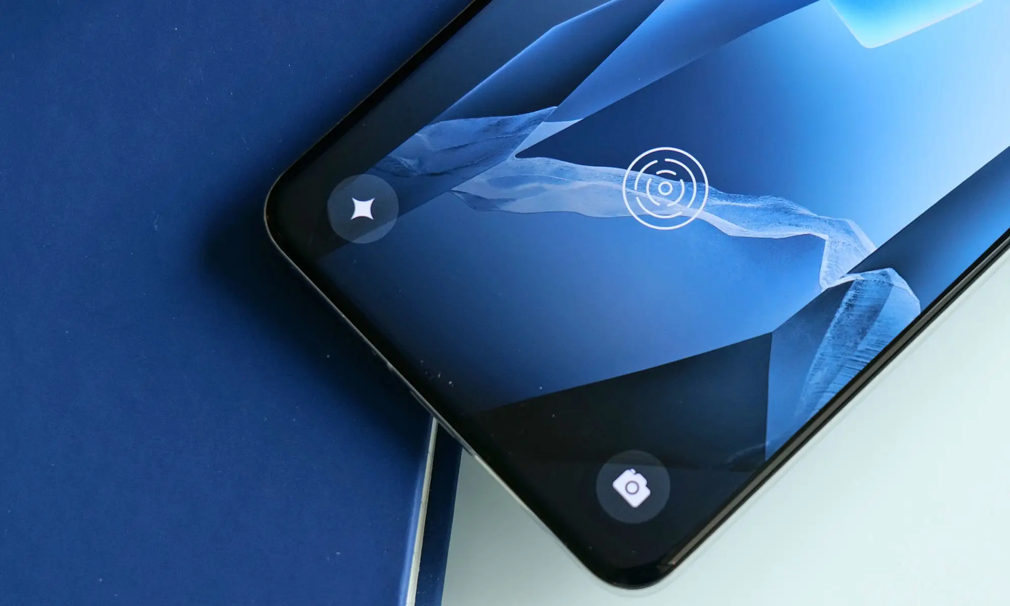 OnePlus 13 的 6.8 英寸显示屏配有屏幕指纹识别器，最大亮度高达 4,500 尼特。