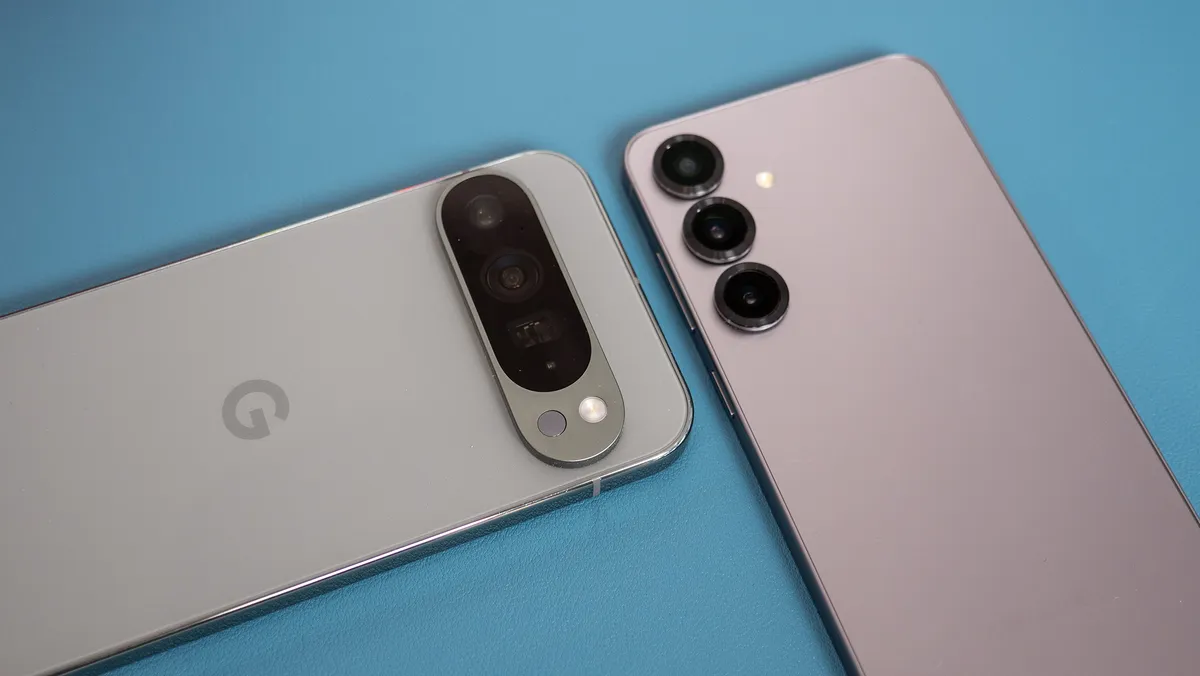 比较三星 Galaxy S25 Plus 与 Google Pixel 9 Pro XL 的摄像头岛的大小和形状
