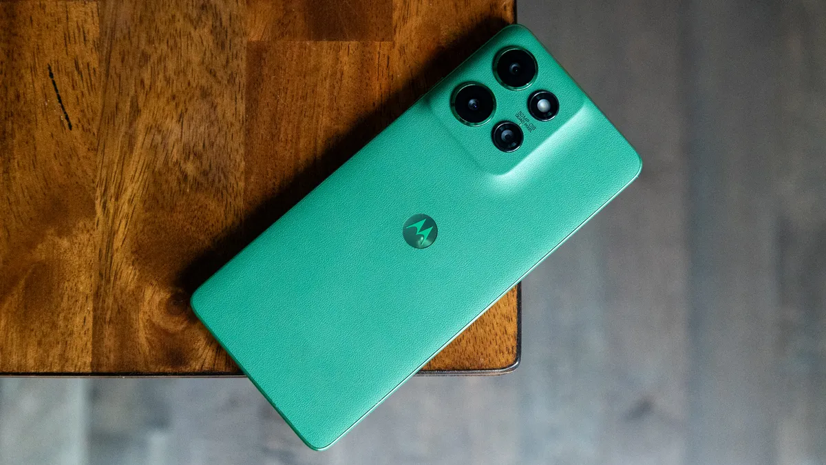 桌子角落的 Moto G Power 2025