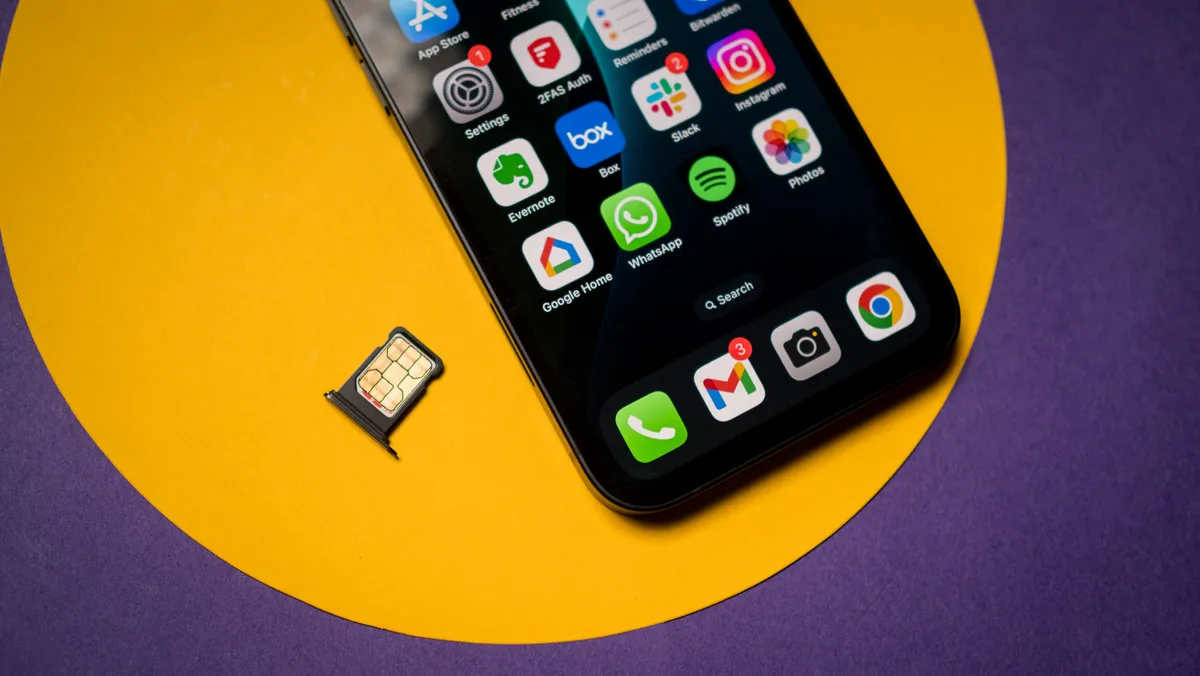 彩色背景下的 Apple iPhone 16e 测评