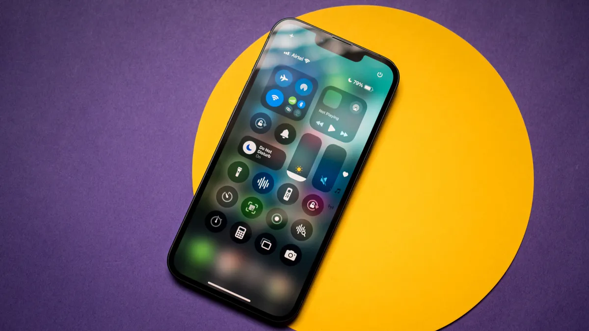 彩色背景下的 Apple iPhone 16e 测评