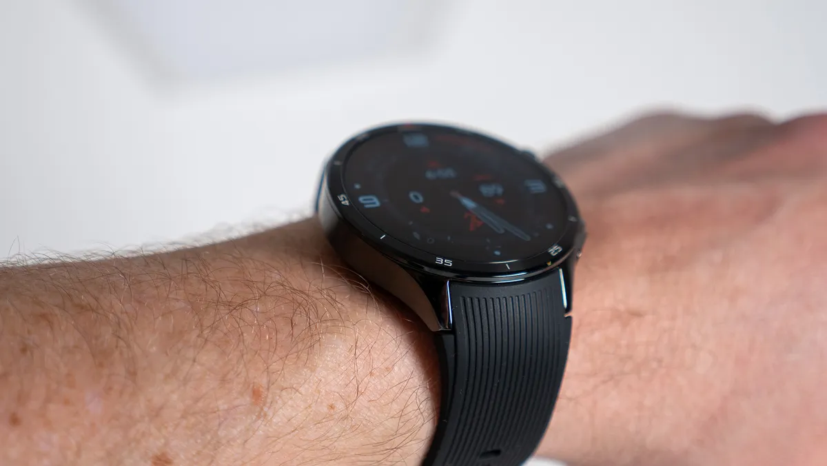 佩戴黑色 OnePlus Watch 3 并采用默认表盘