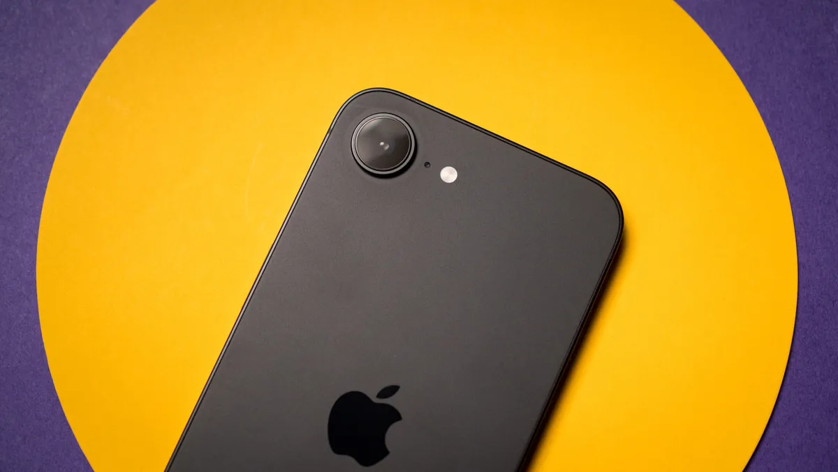 彩色背景下的 Apple iPhone 16e 测评