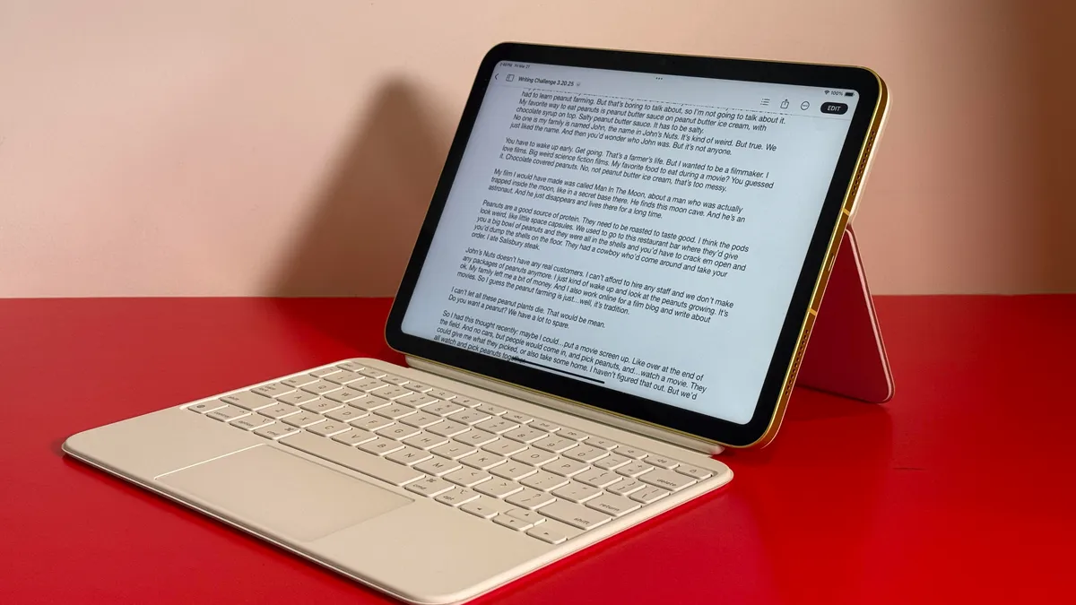 装在 Apple 键盘保护套中的 iPad，其中打开了文本文档