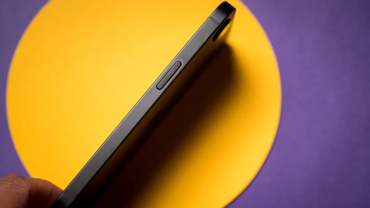 彩色背景下的 Apple iPhone 16e 测评