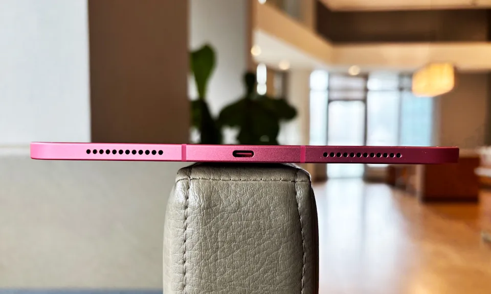  iPad（2025 款）侧面