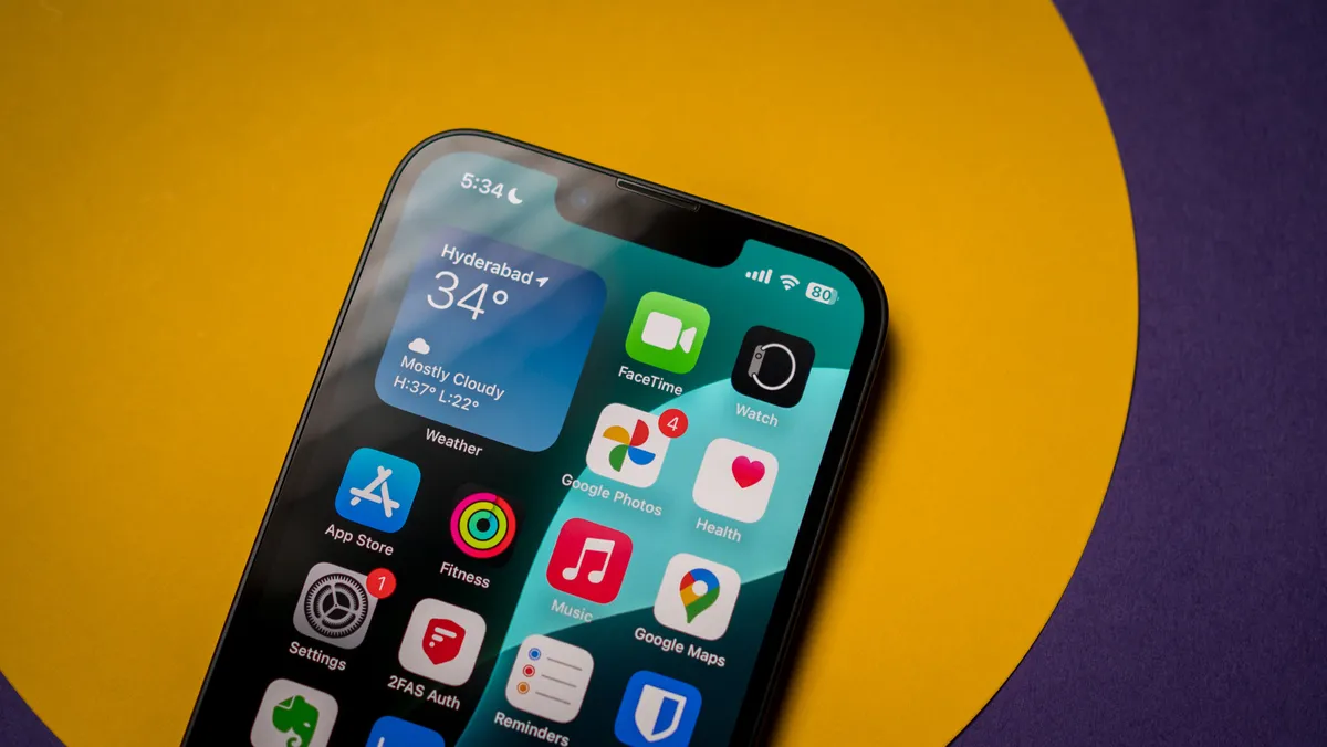 彩色背景下的 Apple iPhone 16e 测评