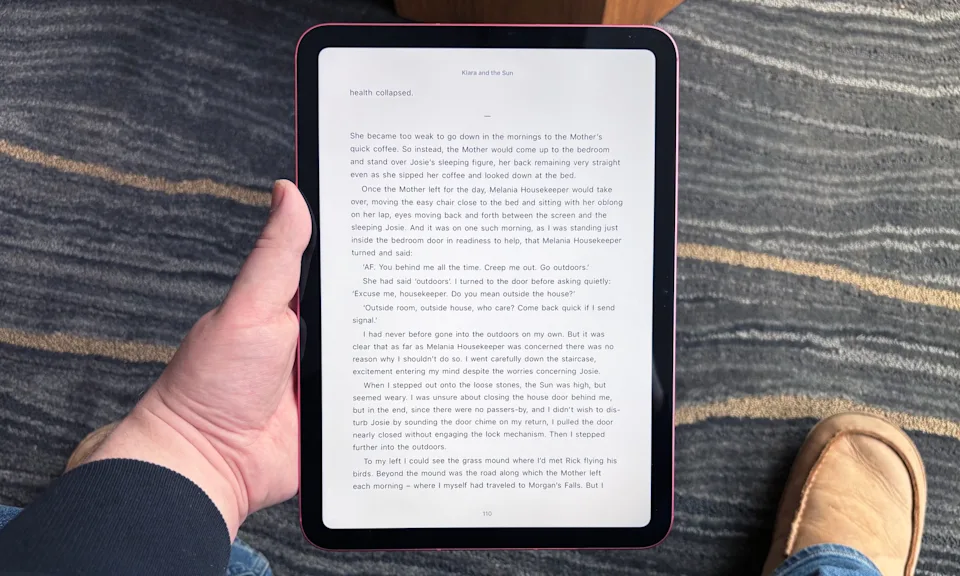手持 iPad（2025 款）阅读