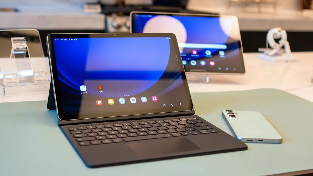 带键盘保护套的三星 Galaxy Tab S9 FE 和 Galaxy S23 FE