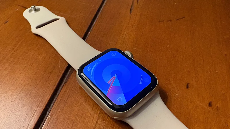 2025 年推出的第二代 Apple Watch SE 位于一张展示 Palette 表盘的桌子上